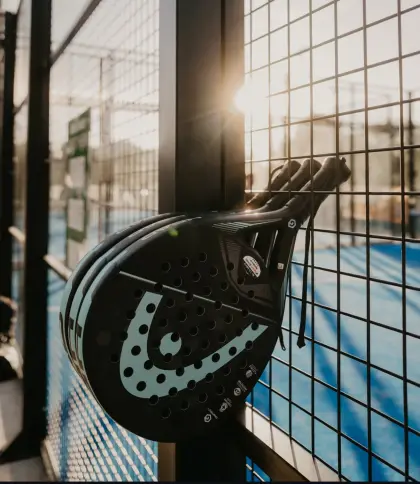 Padelschläger an der Courtbegrenzung bei Freiburg Padel am Silbersee in Freiburg