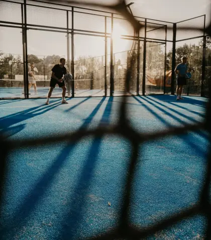 Spielszene auf dem Padel-Court von Freiburg Padel am Silbersee in Freiburg im Breisgau