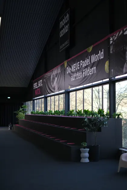 Padel-Courts mit Aufenthaltsbereich