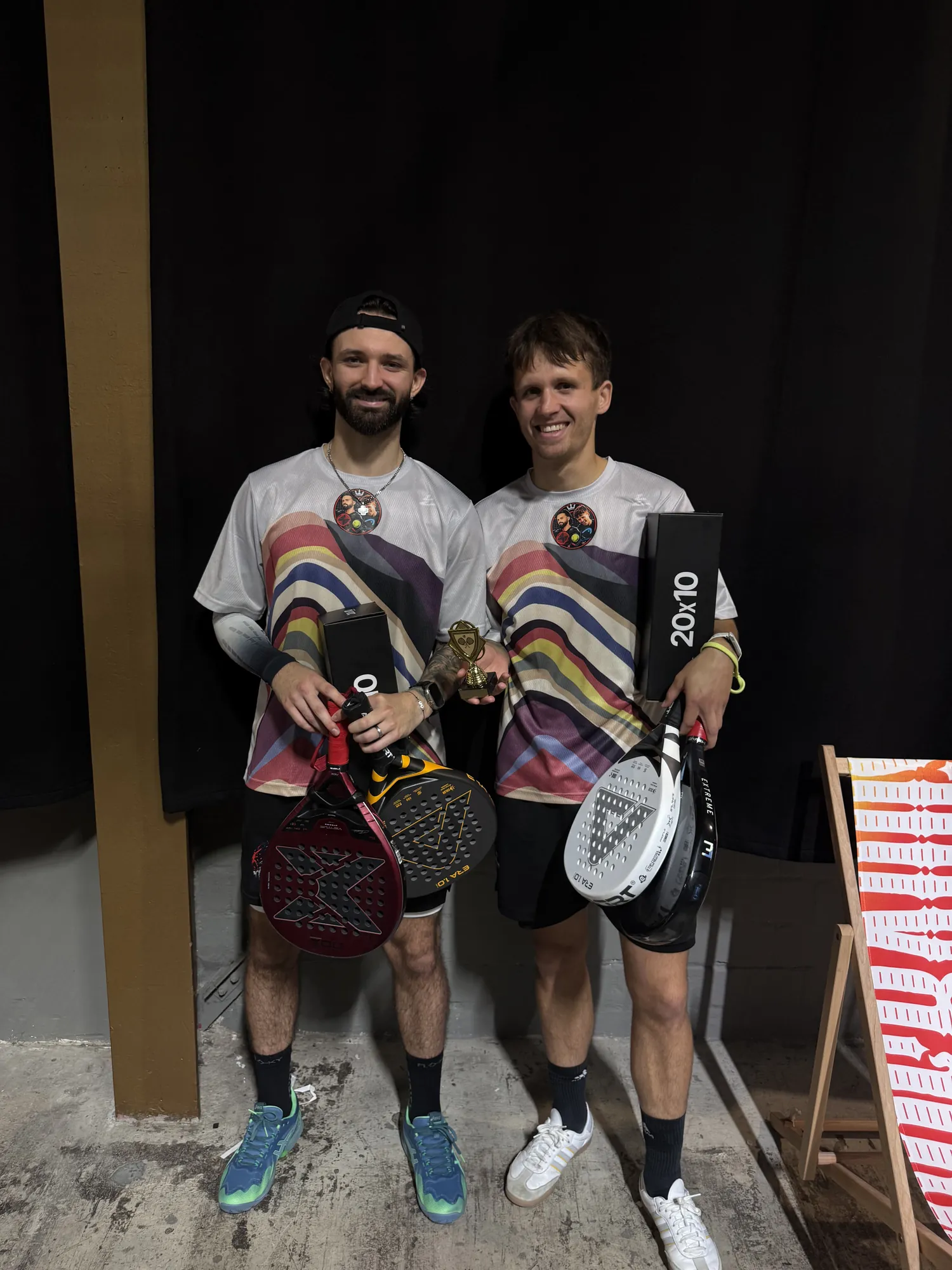 Die Turniersieger Jorik & Tom K. mit Pokal, AMA-Schlägern von NextServes und Pressurizern von 20x10