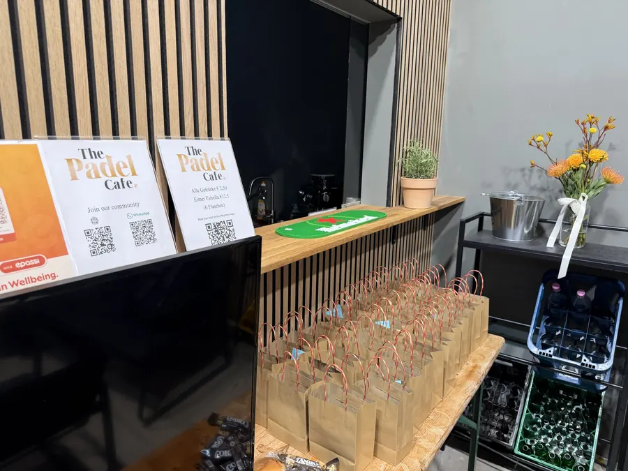 Check-in-Tresen mit vorbereiteten Papiertüten und Snacks im The Padel Club Hannover