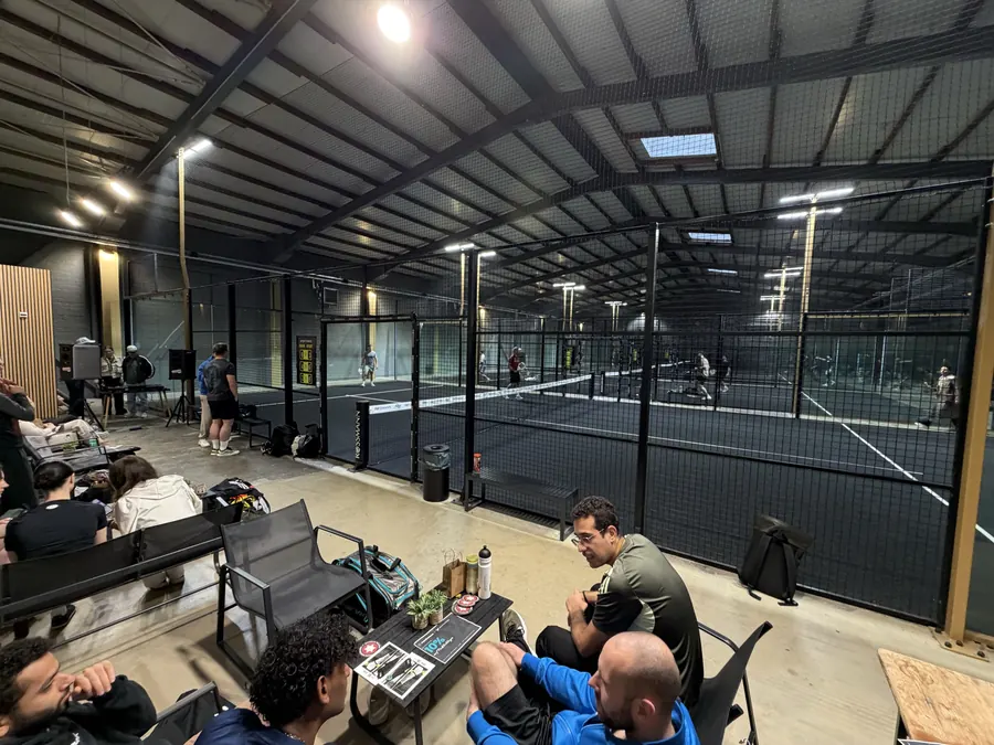 Lounge-Bereich mit Blick auf die Courts