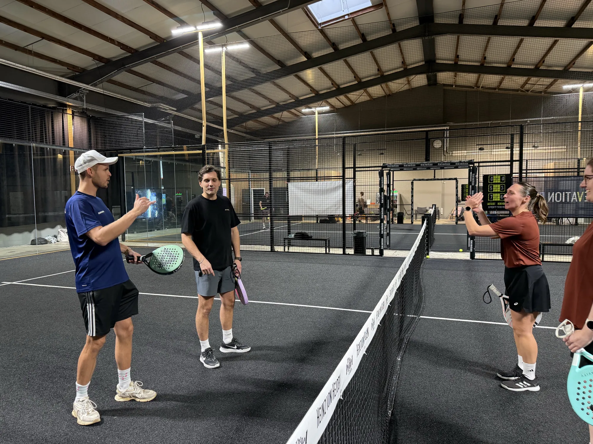 Free Play auf einem freien Court: Spieler im Elevation-Padel-Shirt mit grünem AMA-Testschläger von NextServes