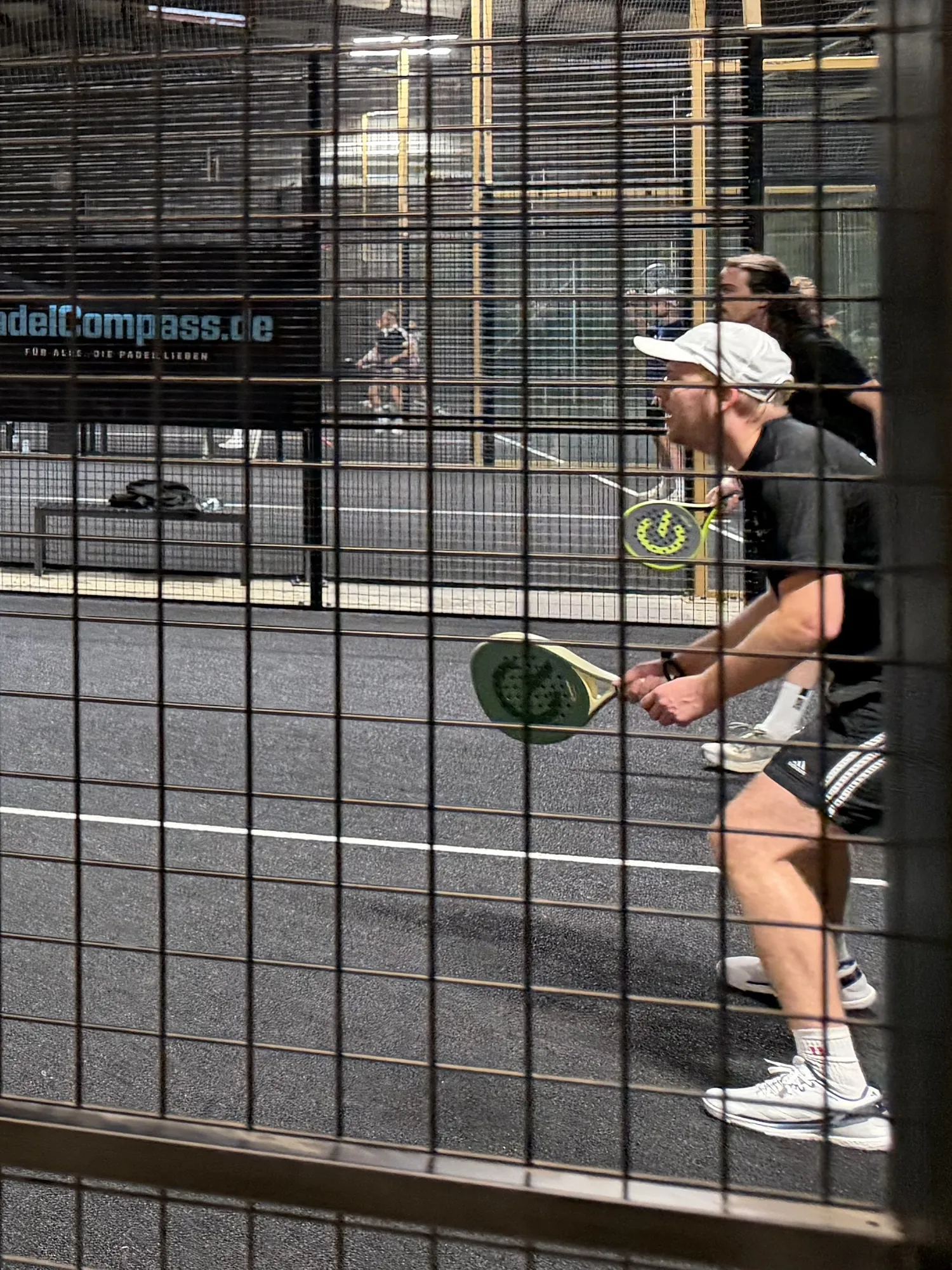 Testschläger von QPadel aus Uetze im Free Play: zwei Spieler in Bereitschaftsstellung, beide mit QPadel-Schlägern