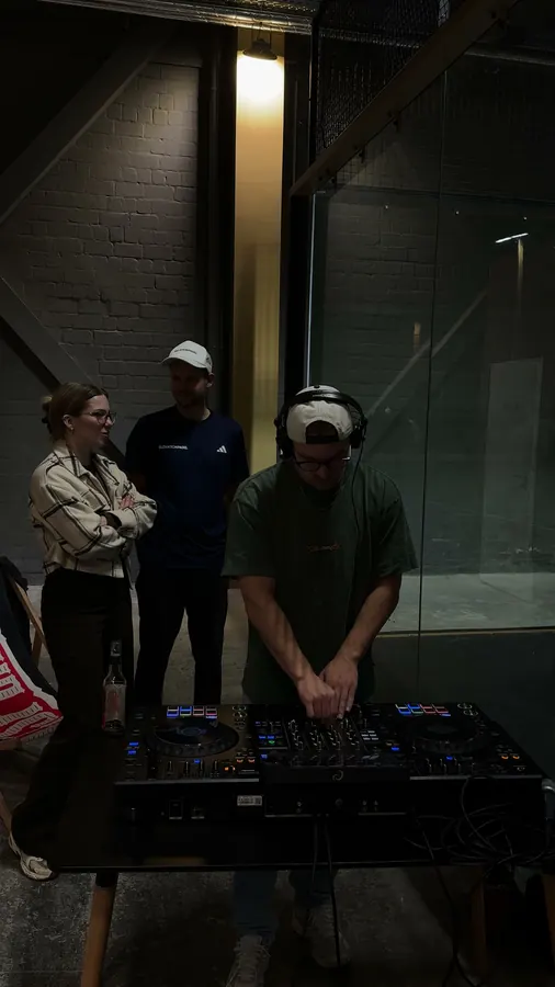 DJ legt in der Halle auf